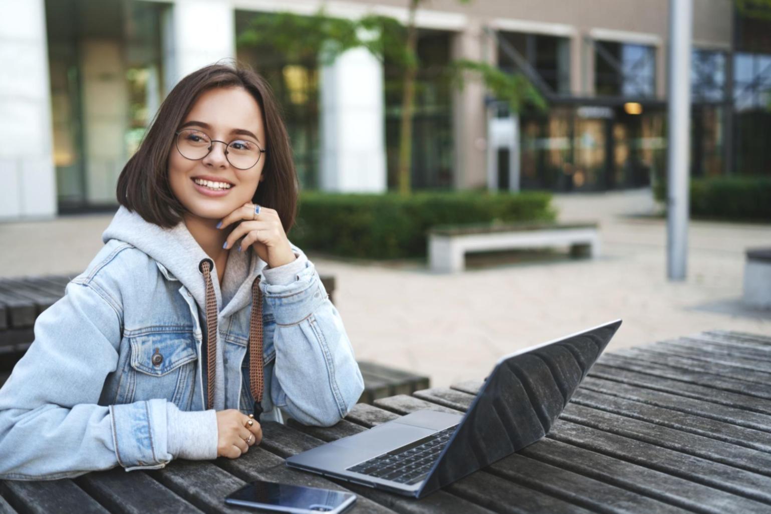 Estudiante trabajando en horario flexible